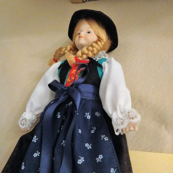 Vntg Original SCHNEIDER Handmade Porcelain Doll Innsbruck Tirol Austria 10 in - Picture 4 of 10